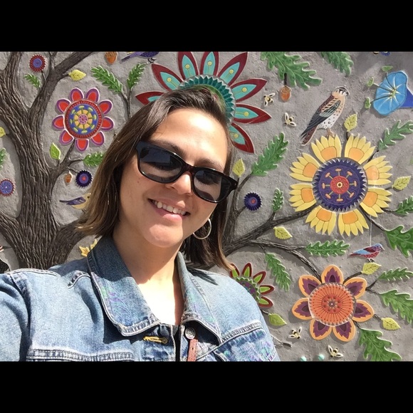 Meet your Posher, Lina from UnicornFinds42 - Picture 1 of 2